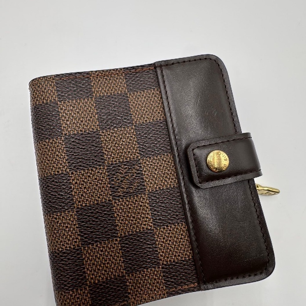 COA included Louis Vuitton compact Damier wallet